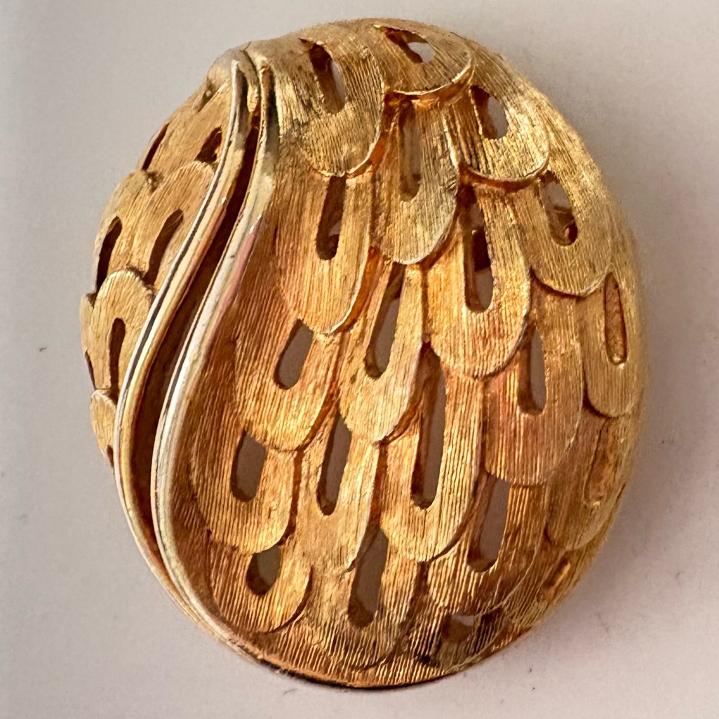Vintage Gold Toned Feather Round Brooch